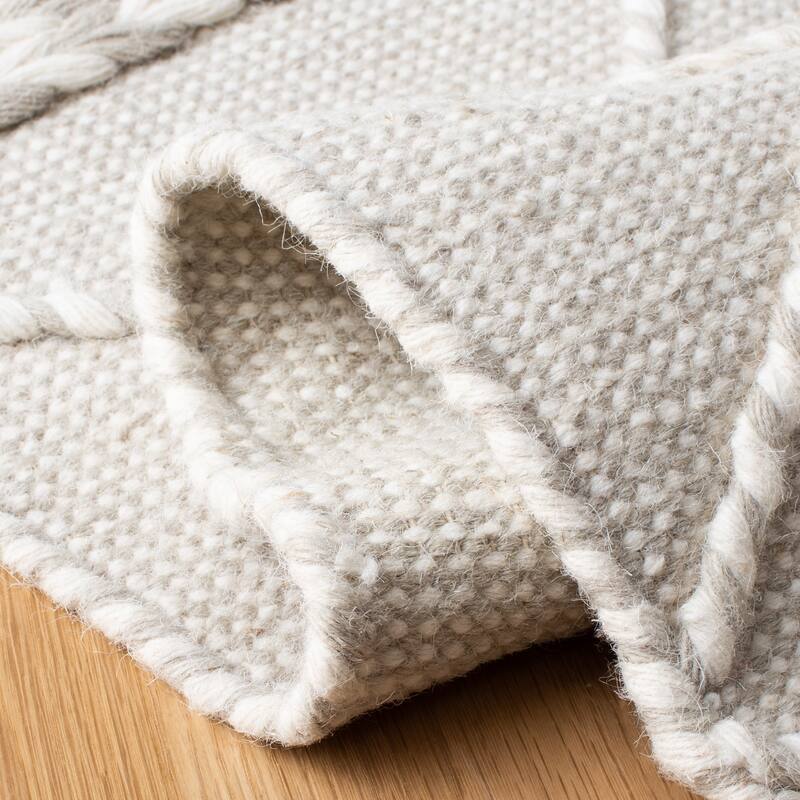 SAFAVIEH Handmade Casablanca Caty Moroccan Wool Tassel Rug