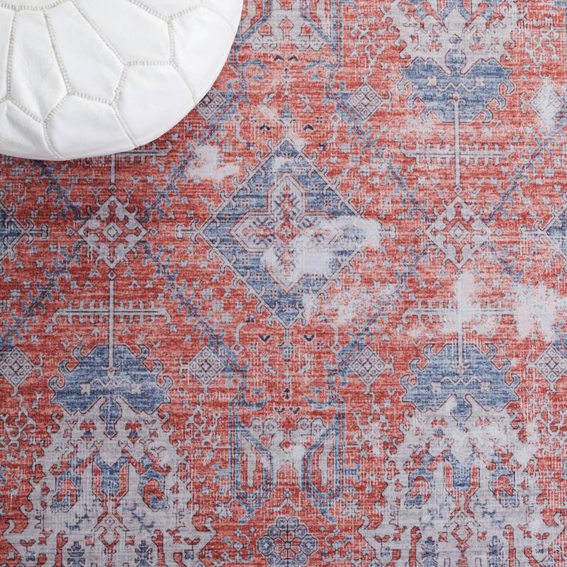 SAFAVIEH Tucson Machine Washable Slip Resistant Metije Oriental Distressed