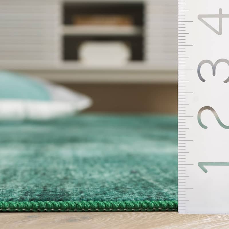 SAFAVIEH Santa Tzezka Monica Machine Washable Slip Resistant Rug