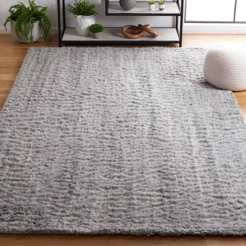 SAFAVIEH Handmade Casablanca Shag Valdis Wool Rug - 4' x 6' - Grey
