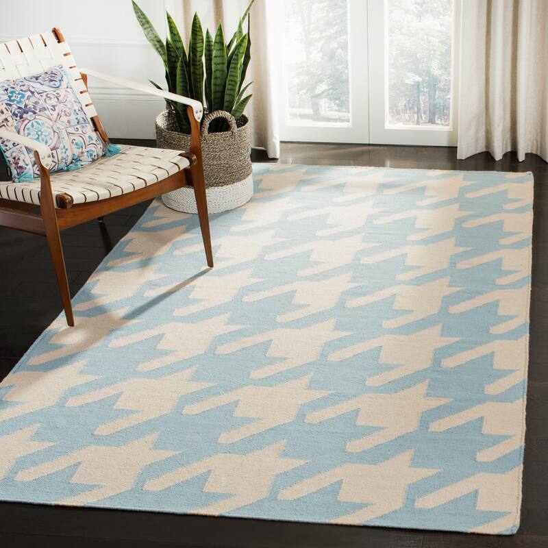 SAFAVIEH Hand-woven Moroccan Miladinka Reversible Dhurrie Hounds Tooth Reversible Dhurrie - 4' x 6' - Light Blue/Ivory