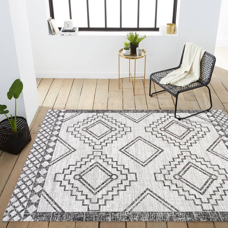 JONATHAN Y Carwa Diamond Tribal Medallion Indoor/Outdoor Area Rug