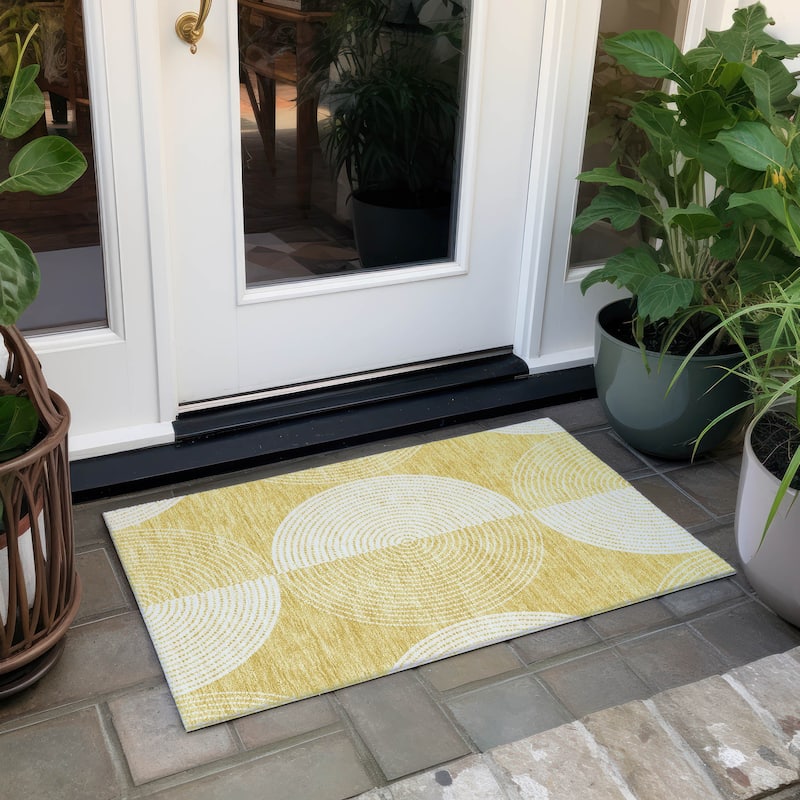 Machine Washable Indoor/ Outdoor Geo Circles Chantille Rug - Gold - 1'8" x 2'6"