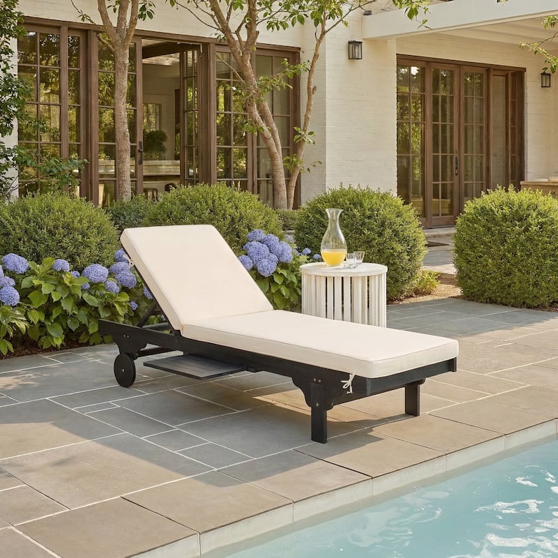 SAFAVIEH Outdoor Aubrie Adjustable Chaise Lounge Chair with Wheel. - White/Black.