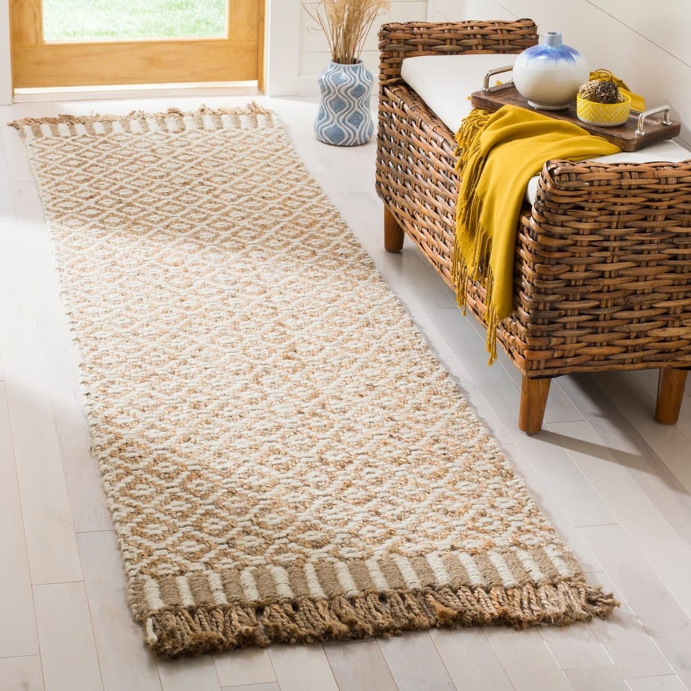 SAFAVIEH Handmade Natural Fiber Allisson Jute Fringe Rug