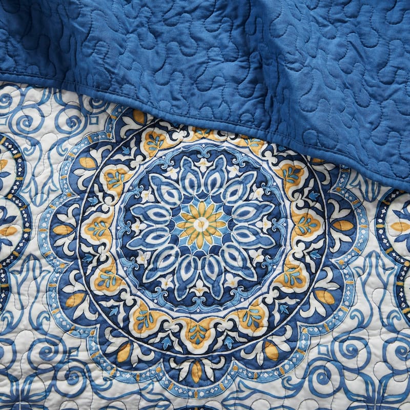 6 Piece Reversible Quilt Set with Throw Pillows Blue King/Cal King