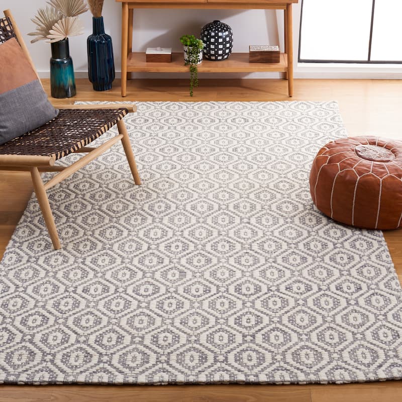 SAFAVIEH Handmade Marbella Kiera Modern Wool Rug - 4' x 6' - Grey/Ivory