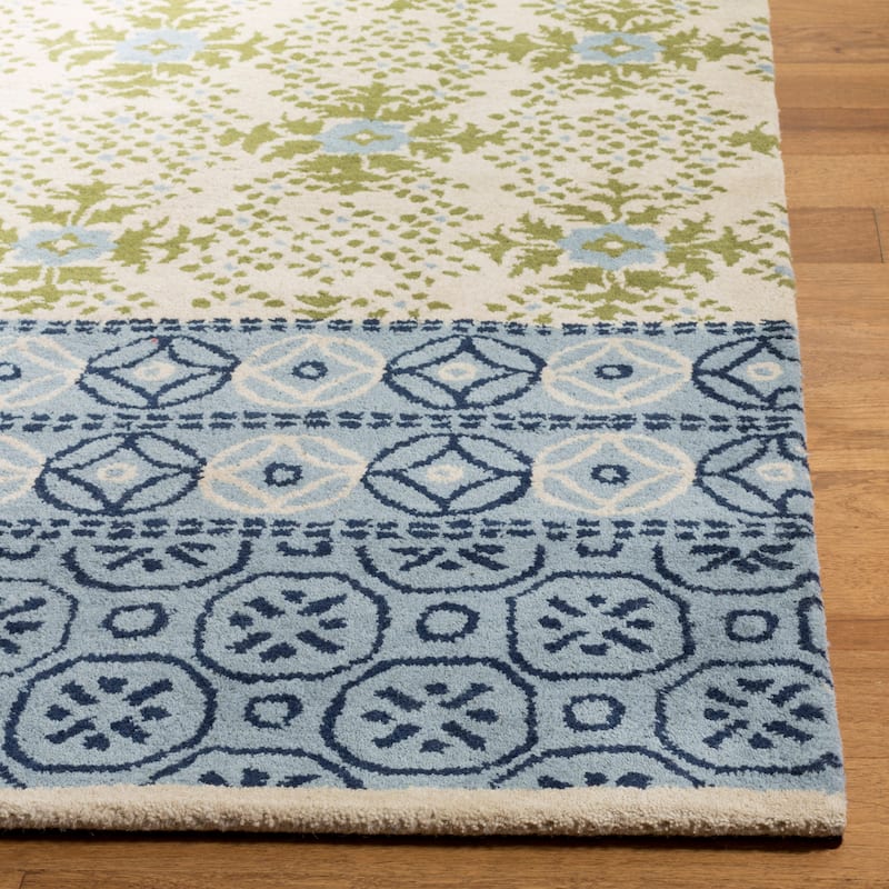 SAFAVIEH Handmade Bella Luanna Modern Floral Wool Rug