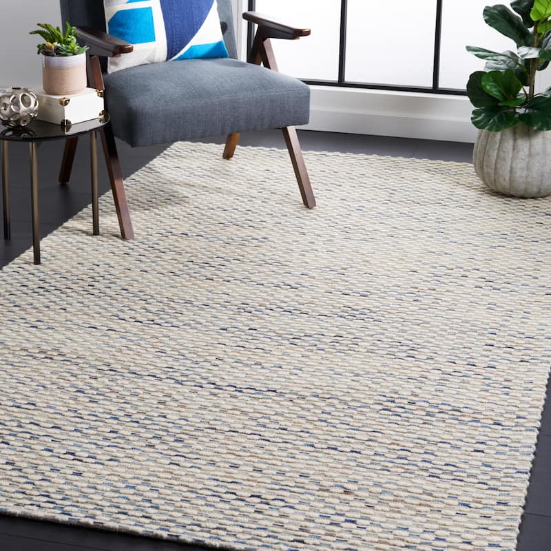 SAFAVIEH Handmade Marbella Andra Wool Rug - 4' x 6' - White/Navy