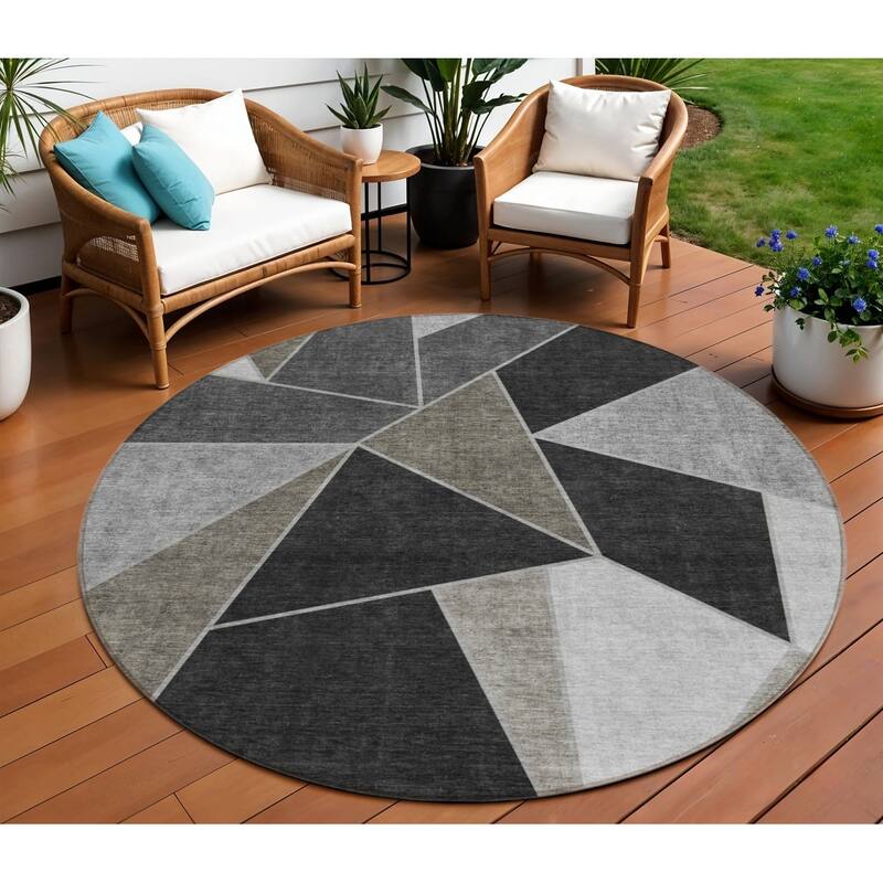 HomeRoots Geometric Transitional Rectangle Outdoor Rug - 8' Round