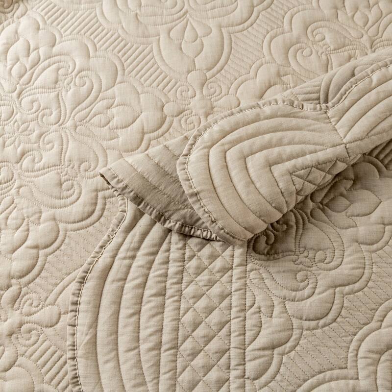 Wholinens 3 Piece Scalloped Edge Floral Bedspread Quilt Set