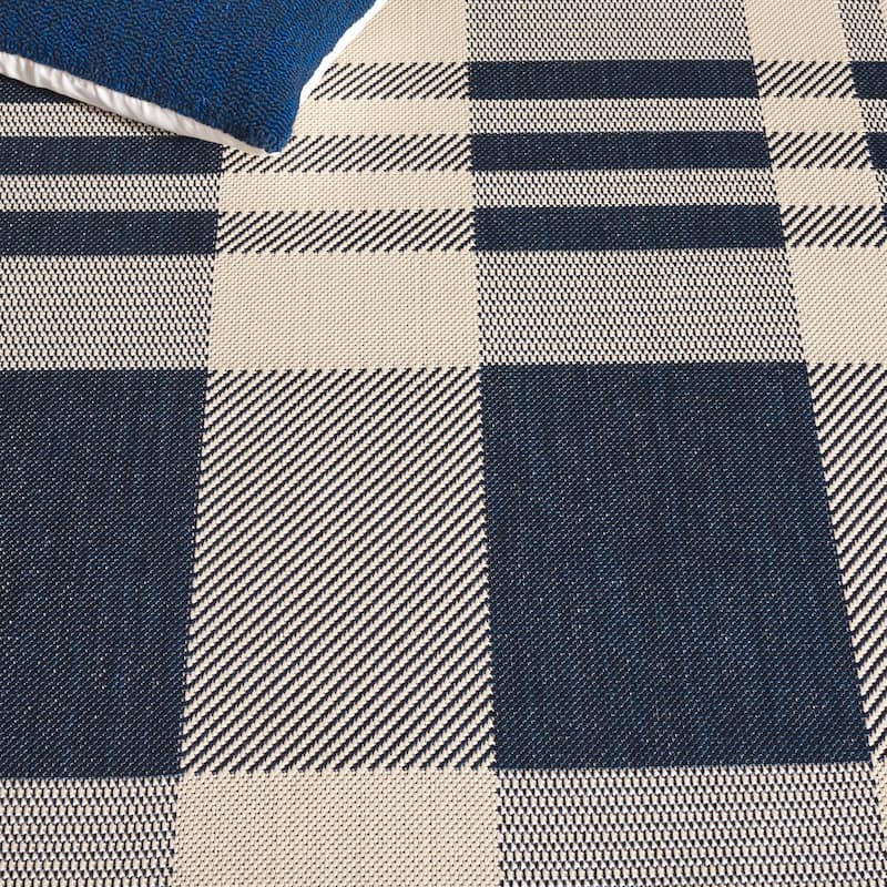 SAFAVIEH Courtyard Oriole Plaid Indoor/ Outdoor Waterproof Patio Backyard.