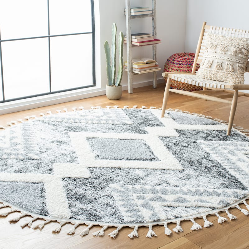SAFAVIEH Moroccan Tassel Shag Irva 2-inch Thick Rug - 6'7" Round - Grey/Ivory
