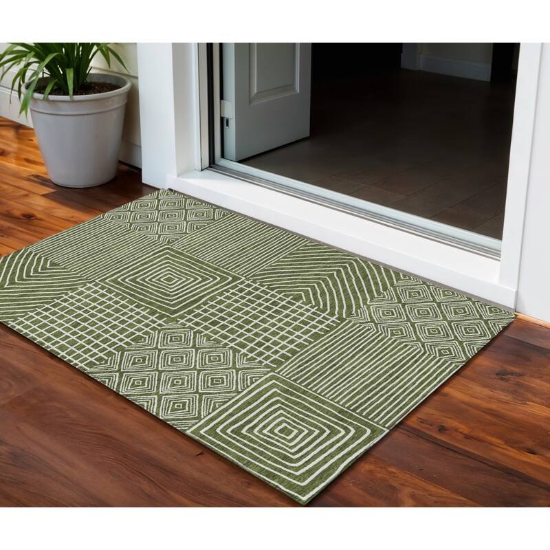 HomeRoots Geometric Transitional Rectangle Outdoor Rug - 3' x 5'