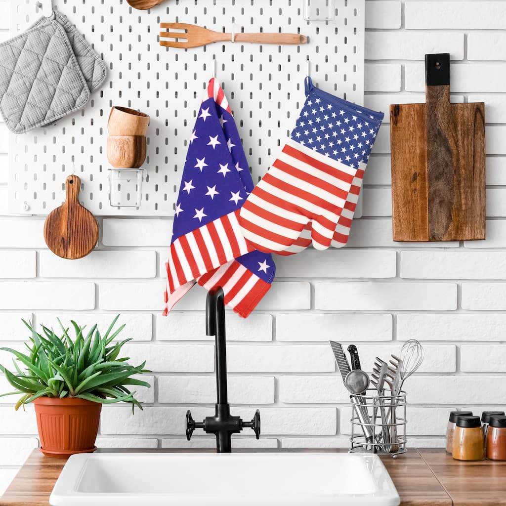 Set of 2 Stars and Stripes Americana Oven Mitts 13.75"