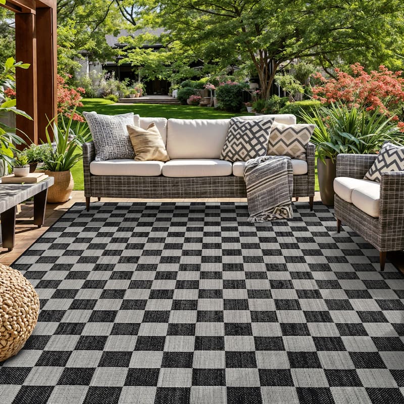 World Rug Gallery Checkered Indoor/Outdoor Flat Woven Area Rug - 6' 6" x 9' - Black