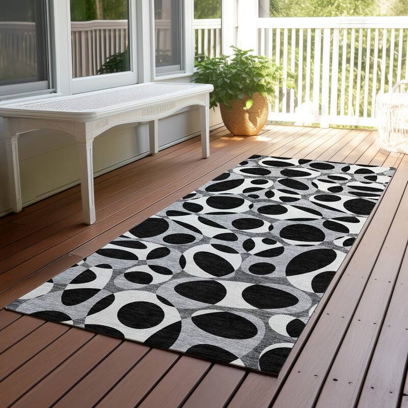 Machine Washable Indoor/ Outdoor Contemporary Saline Chantille Rug - Black - 2'3" x 7'6"