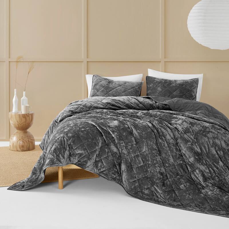 Wonderful Diamond Velvet 3 Piece Quilt Set