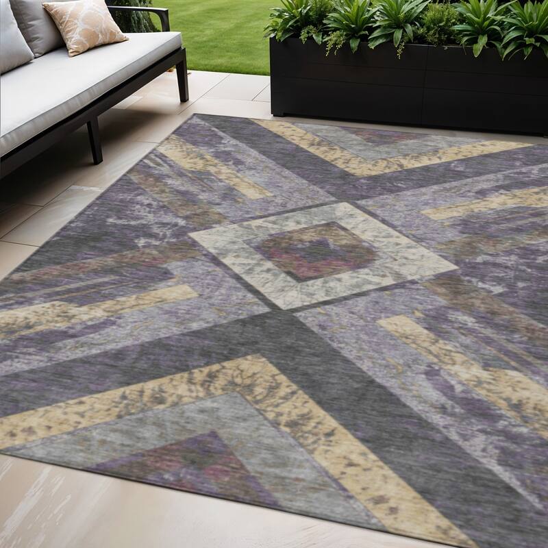 HomeRoots Geometric Transitional Rectangle Outdoor Rug - 5' X 8'