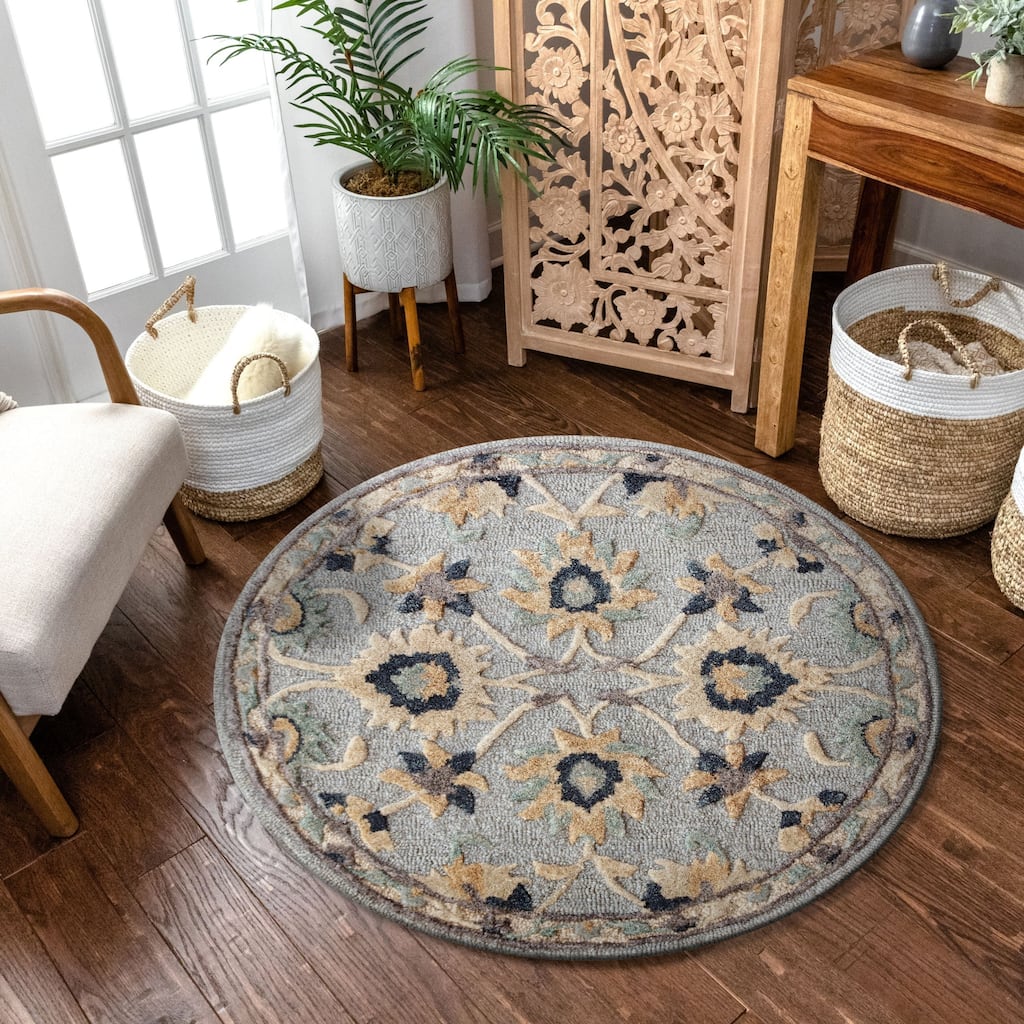 Sevita Traditional Floral Filigree Rug