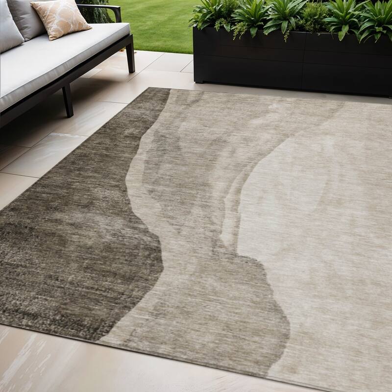 HomeRoots Abstract Transitional Rectangle Outdoor Rug - 5' X 8'