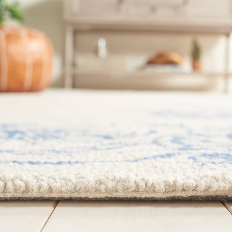 SAFAVIEH Handmade Chelsea Odilia French Country Wool Rug