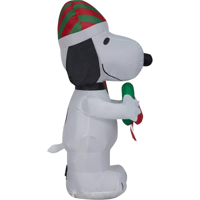 Airblown Inflatable Snoopy with Wreath