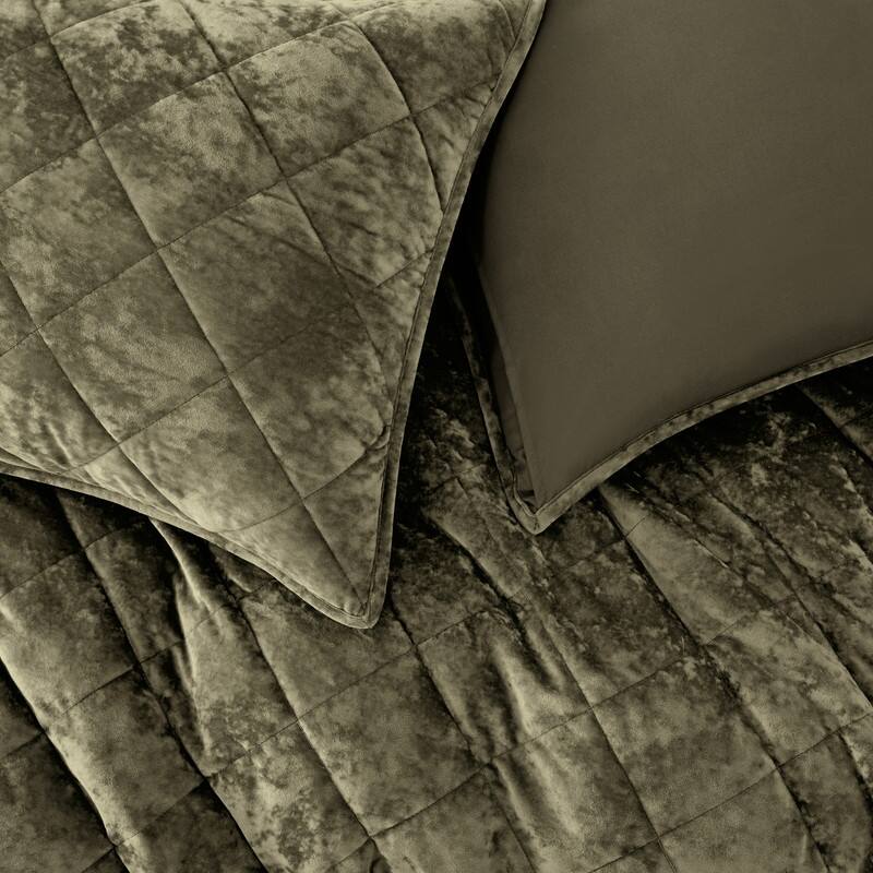 Wonderful Diamond Velvet 3 Piece Quilt Set