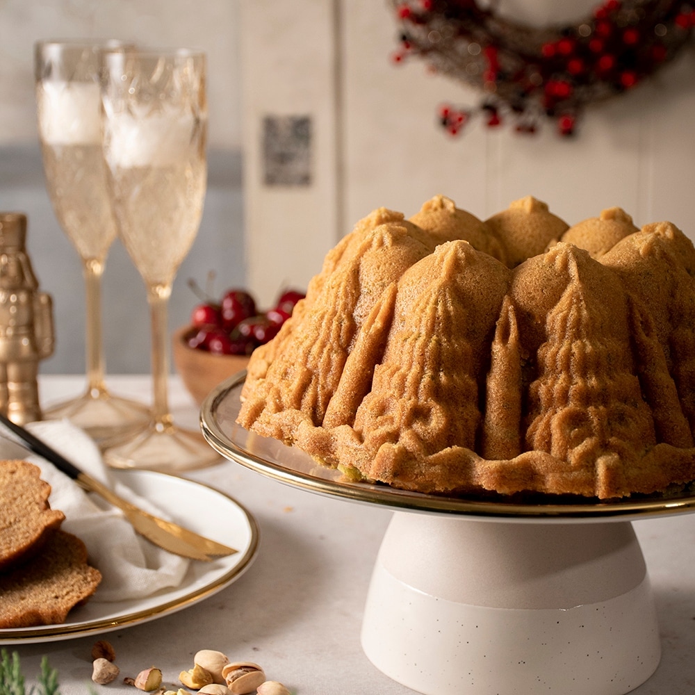 https://ak1.ostkcdn.com/images/products/is/images/direct/770b79a3be9501fffc759c2354d70d4e8038c7ca/Nordic-Ware-Very-Merry-Bundt%C2%AE-Pan---Silver.jpg