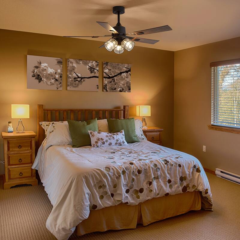 52-inch Industrial Ceiling Fan with Remote and Light (5 Reversible Blades）