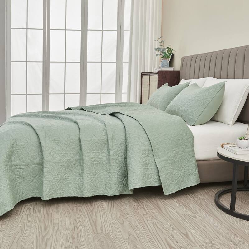 Premium Intricate Pinsonic Microfiber Quilt Set With Shams