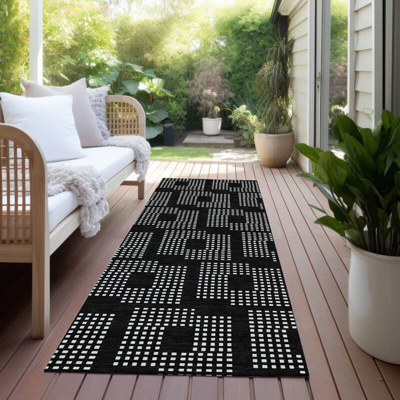 Machine Washable Indoor/ Outdoor Chantille Modern Houndstooth Rug - Black - 2'3" x 7'6"