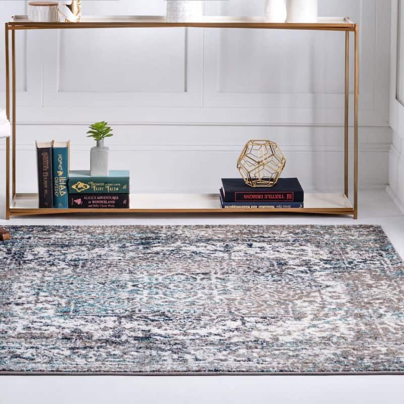 Traditional Brenda Collection Area Rug