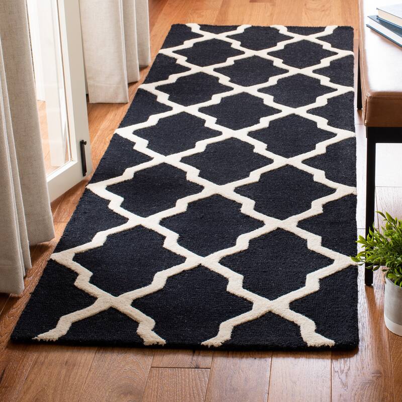 SAFAVIEH Handmade Cambridge Eirny Moroccan Trellis Wool Rug - 2'6" x 22' Runner - Black/Ivory
