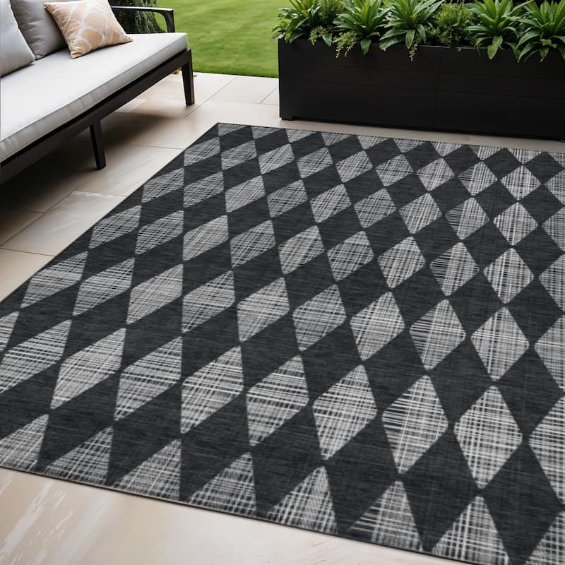 HomeRoots Geometric Transitional Rectangle Outdoor Rug - 5' X 8'