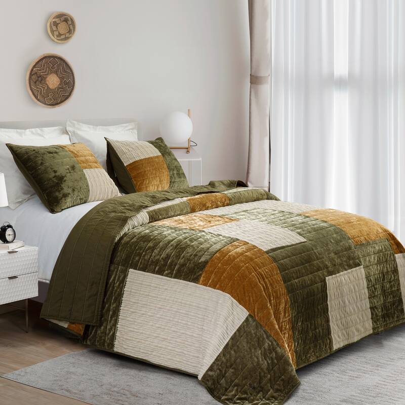 Wonderful Velvet 3 Piece Quilt Set