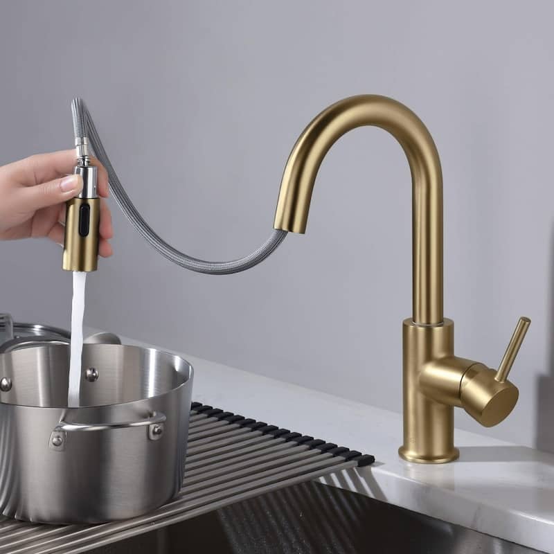 Single-Hole Pull-Down Kitchen Faucet with Sprayer and Magnetic Docking