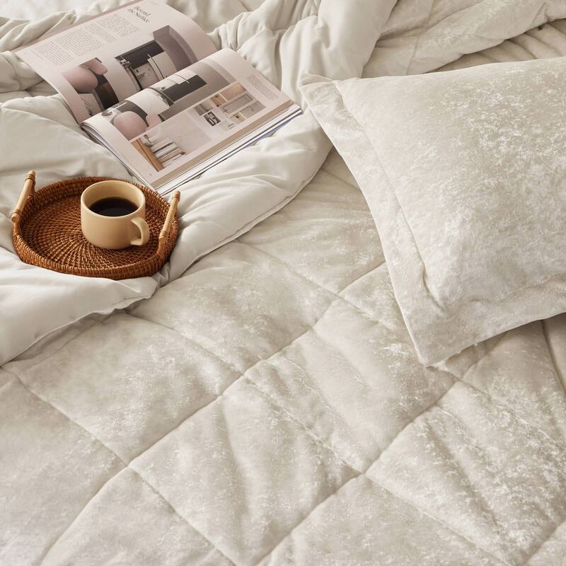Intelligent Design Isabel Velvet Comforter Set