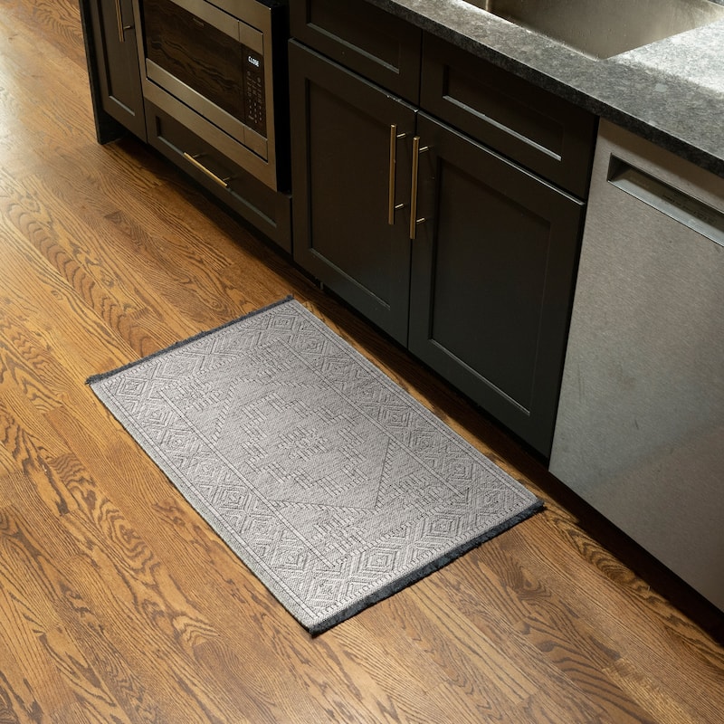 Alameda Solid Color Medallion Machine Washable Indoor Area Rug - 2' x 3' - Light Gray/Stone Grey