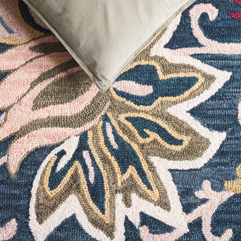 SAFAVIEH Handmade Blossom Katerinka Wool Rug
