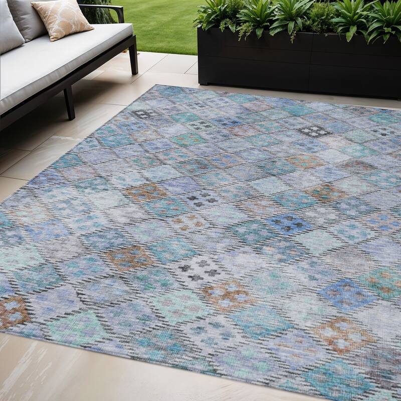 HomeRoots Geometric Transitional Rectangle Outdoor Rug - 5' X 8'