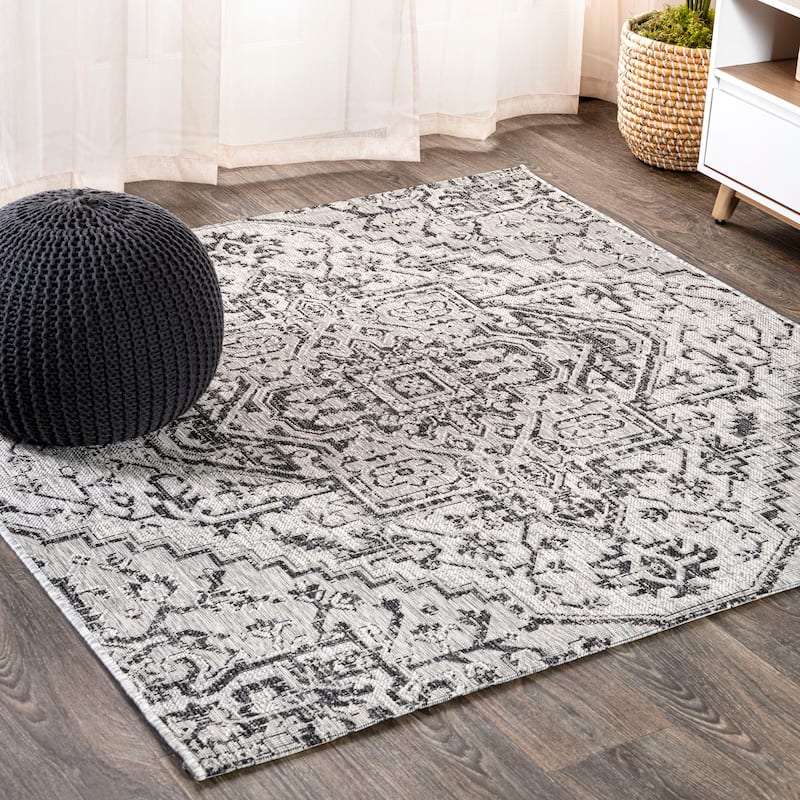 JONATHAN Y Charleston Medallion Indoor/Outdoor Area Rug - 5' Square - Black/Gray