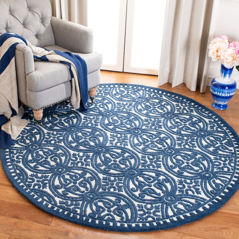 SAFAVIEH Handmade Cambridge Angiola Modern Moroccan Wool Rug - 4' Round - Ivory/Navy
