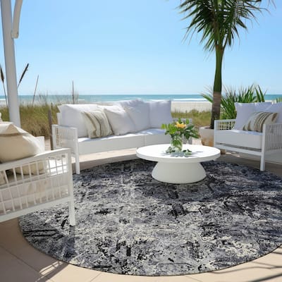 Machine Washable Indoor/ Outdoor Chantille Distressed Diamonds Rug