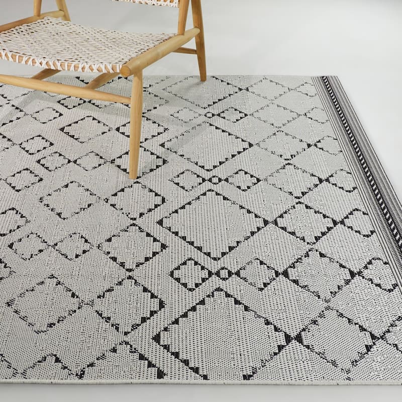 Mattei Diamond Trellis Indoor/Outdoor Area Rug