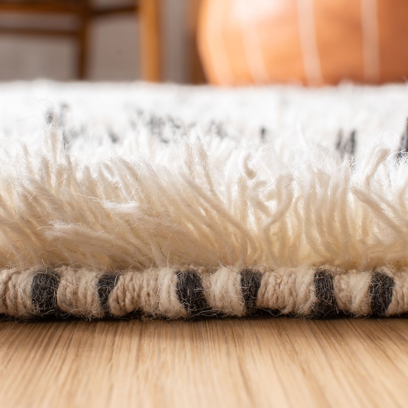 SAFAVIEH Handmade Casablanca Shag Efstathia Tribal Wool Rug