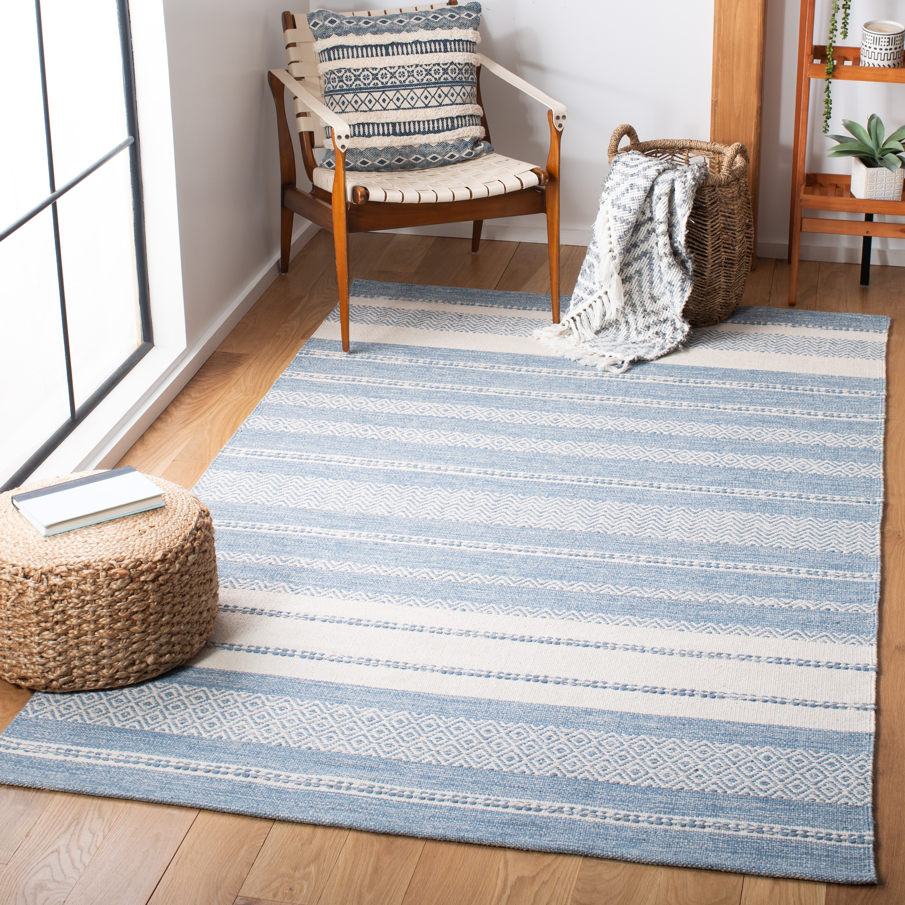 https://ak1.ostkcdn.com/images/products/is/images/direct/789cf614d6b36f37f42b6bc61e3d35a52d4be77f/SAFAVIEH-Handmade-Striped-Kilim-Voula-Modern-Cotton-Rug---5%27-x-8%27.jpg