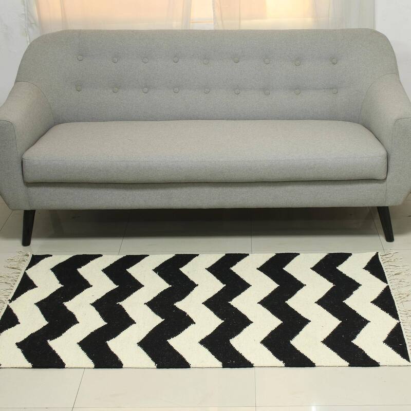 Handmade Entrancing Zigzags Wool dhurrie rug (India) - Big