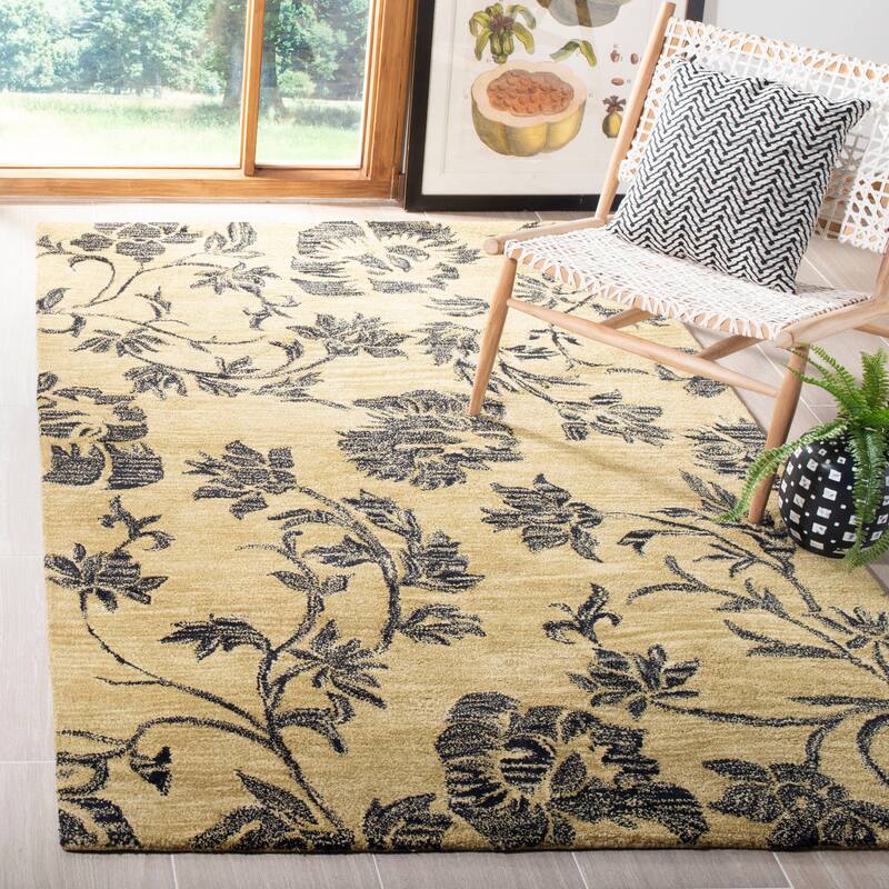 SAFAVIEH Handmade Soho Mallory Floral N.Z. Wool Rug - 7'6" x 9'6" - Gold/Black