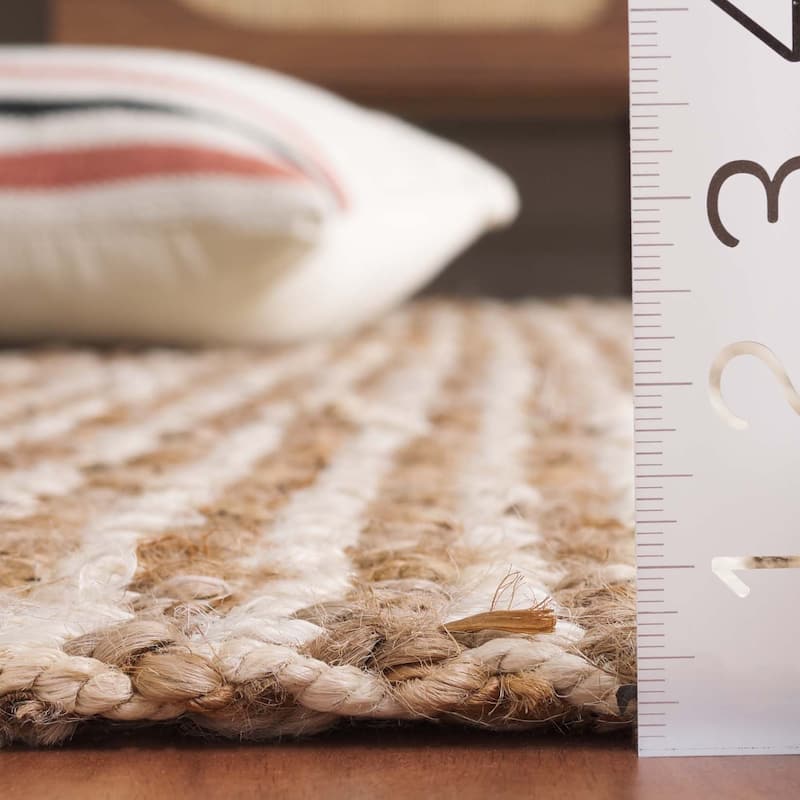 SAFAVIEH Handmade Natural Fiber Yuridia Jute Rug